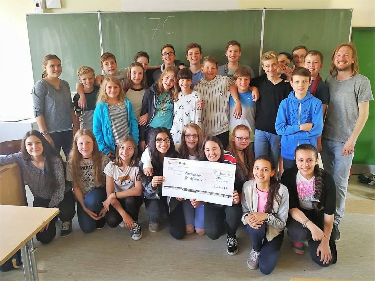 800 Euro Spende von der Klasse 7c des EvT Gymi Köln