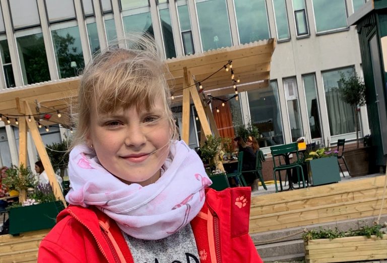 240 Euro Spende von der jungen Unterstützerin Tessa und ihren Freundinnen