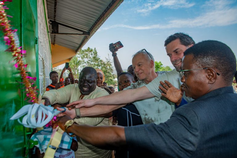 Erste Schule in Togo feierlich eingeweiht!